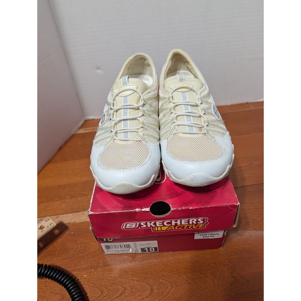 Skechers Athletic walking Shoes Women size 10 White color Leather & Fabric Upper